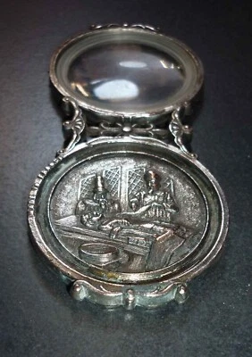 Loupe Ancienne Métal Argenté Scène de Chirurgie - Photo 1/4