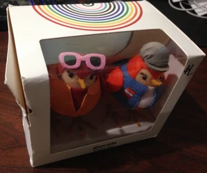Neu 2 Featherly Friends, Pride, Mini Vögel 2025, LGBTQ+ GAL & PAL, ZERRISSENER KARTON - Bild 1 von 3
