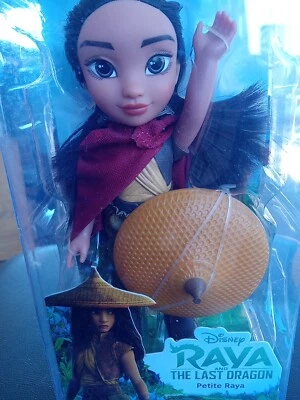 Nuevo Disney RAYA y EL ÚLTIMO DRAGÓN Muñeca Pequeña Raya 6" Sombrero y Capa Foto 1 de 4