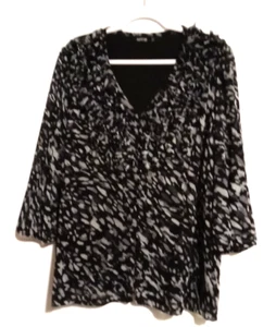 Apt 9 Women's Black White Gray Abstract 3/4 Sleeve V-Neck Shirt Top Medium - Picture 1 of 12