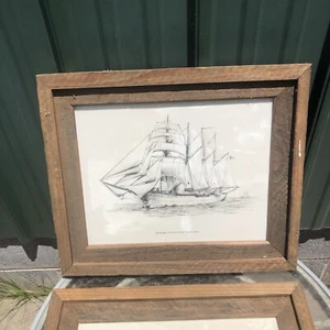 Gerahmte Segelschiffe Kunst Set 2 Schoner außergewöhnliche Bleistiftkunst Barnwood Rahmen - Bild 1 von 2
