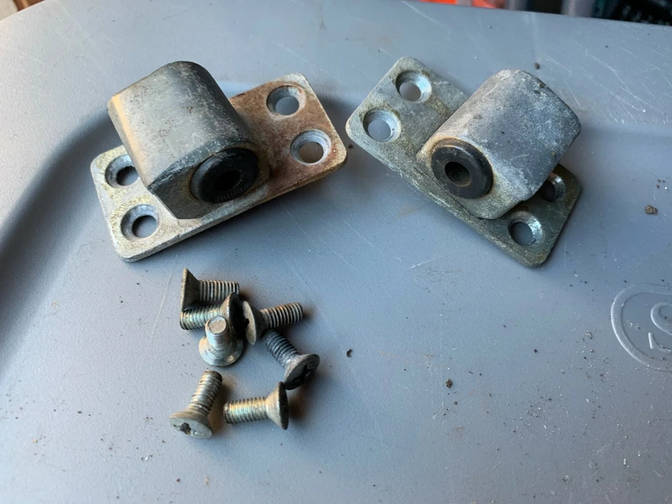 1965-1972 Mercedes Benz W108 280SE Left and Right Door Catches — 第 1/2 张图片