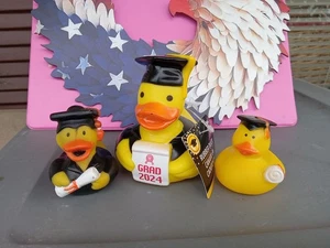 💥 Gummiente 3 Abschluss 2024 seltene Enten!  ducky quackery Badespielzeug BIN A - Bild 1 von 7