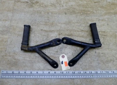 1971 Honda CB175 H1255-1. rear passenger foot pegs and brackets mounts Foto 1 de 4