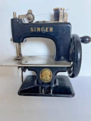 Jeu ancien Machine à coudre d'enfant SINGER - Photo 1/4