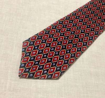 Gravata de seda masculina Claiborne vermelha azul diamantes geométricos 57" X 4" - Imagem 1 de 4