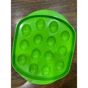 Portador de huevos Deviled de plástico verde con tapa transparente se adapta a 14 mitades de huevo - Imagen 1 de 5