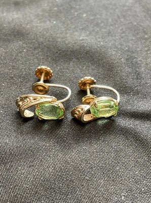 Vintage 14K Gold Green Gemstone Elegant Earrings Screw-back, 2.7g - Image 1 of 4