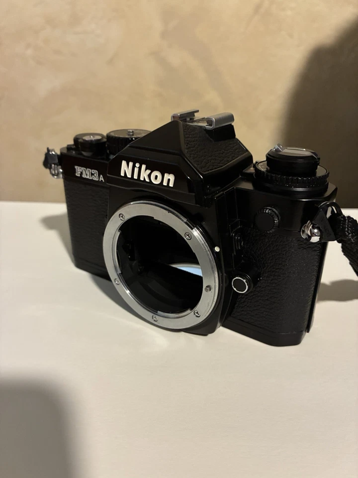 Nikon FM3a negra sin usar con correa y lente 55 mm f/1,8 Foto 1 de 4