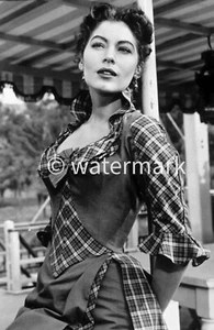 Vintage ACTRESS AVA GARDNER PIN UP - 8X10 PUBLICITY PHOTO - Picture 1 of 1