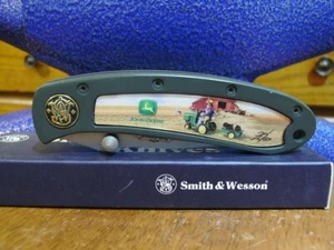Navaja de bolsillo Smith & Wesson John Deere 150 aniversario escudo dorado edición 210TR - Imagen 1 de 6