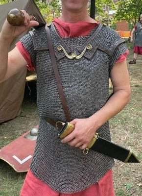 Cota de malla romana Lorica Hamata de acero inoxidable libre de óxido de 6 mm | Larp remachado plano Foto 1 de 4