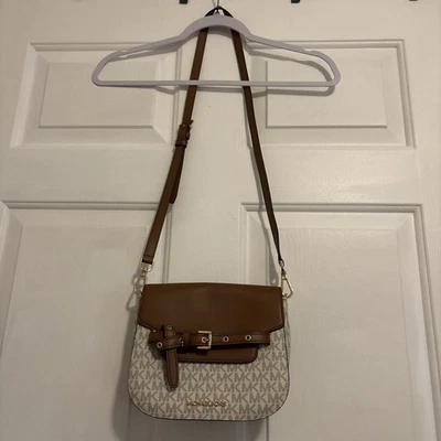 BOLSO BANDOLERA MICHAEL KORS EMILIA PEQUEÑO SILLÍN MK FIRMA VAINILLA ACR Foto 1 de 4