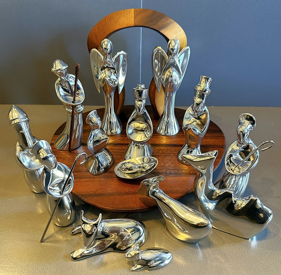 Heirloom Nambe 16 предметов миниатюрный рождественский набор — дизайн Альваро Урибе с чехлом из акации - Изображение 1 из 4