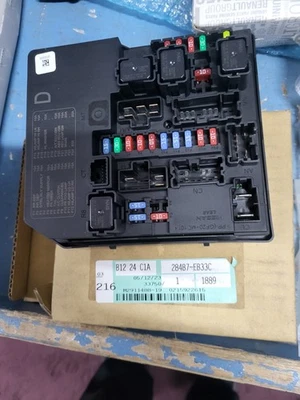 GENUINE NEW NISSAN NAVARA D40 FUSE BOX 284B7 EB33C - Image 1 of 2