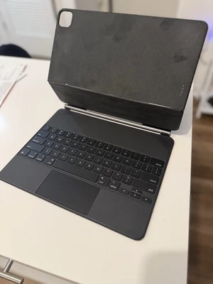 Клавиатура Apple Magic для 12,9 дюйма iPad Pro 5-го поколения, черная — американский английский - Изображение 1 из 4