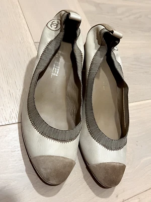 Zapatos de tacón bajo vintage Chanel beige Foto 1 de 4