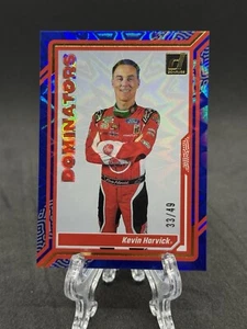 2024 Panini Donruss Racing - Kevin Harvick - Dominatori Esplosioni Blu 33/49 - Foto 1 di 2