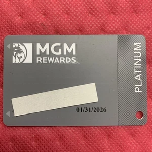 Tarjeta de jugador de tragamonedas de casino MGM RECOMPENS Platinum nombre femenino caducado 1/2026 - Imagen 1 de 2