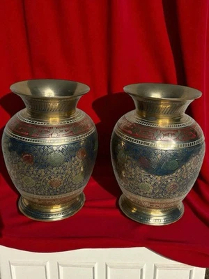 Juego de 2 jarrones vintage de latón en miniatura de 5” de alto grabados multiflorales ornamentados Foto 1 de 4