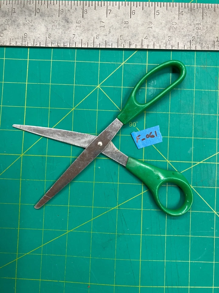 Vintage 8.5" Stainless Steel Pinking Shears Scissors W/Green Handles Sewing Tool - Image 1 of 4