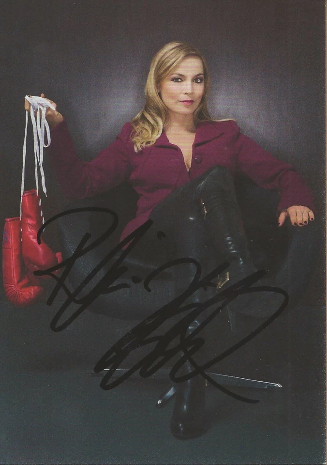 Autogramm Regina Halmich Weltmeisterin Boxen garantiert handsigniert Stuhl xyz - Bild 1 von 1