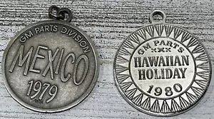 GM Parts Division 1979 México y 1980 Hawaiian Holiday Medallions 1.5” Raro - Imagen 1 de 7