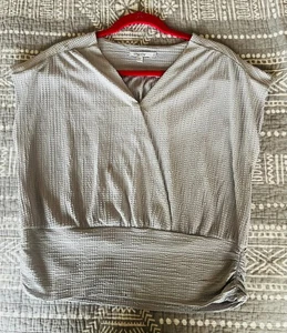 Chico's taubengrau foliert Surplice Top/Shell-Flügelärmel, dehnbar strukturiert Gr. 1-EXC - Bild 1 von 7