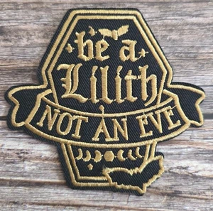 Be Lilith Not An Eve Halloween Gothic Sarg Fledermaus Horror Witchy Bügelbild Patch - Bild 1 von 2