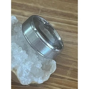 Banda de Tungsteno Plata - Acabado Cepillado - Detalle Tallado Anillo Unisex 8mm Ancho - Talla 7 - Imagen 1 de 8