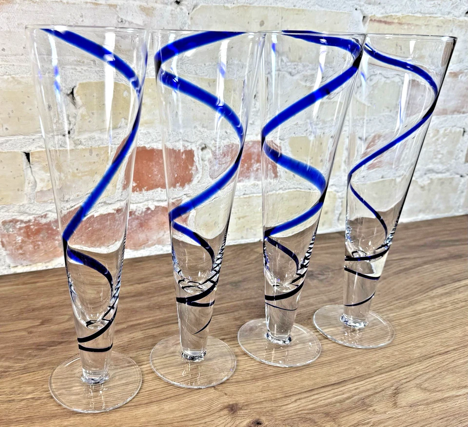 Pier 1 Juego de flautas Pilsner de vidrio soplado 4 rayas de cinta azul cobalto Navidad Año Nuevo Foto 1 de 4
