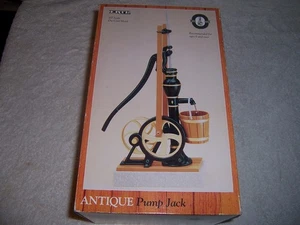Ertl antiker Pumpenheber in Box Maßstab 1:7 Druckguss Metallmodell - Bild 1 von 5