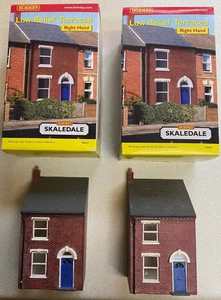 2 x Hornby Skaledale R8645 Low Relief Terraced Right Hand - OO Gauge - Foto 1 di 3