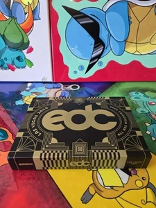 2 EDC Las Vegas 2025 GA 3 Tage Tickets - Box + alle Originalartikel dabei - Bild 1 von 5