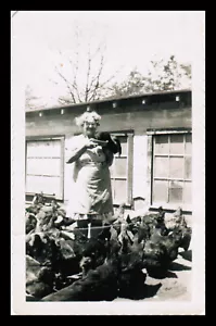 Vintage Foto Oma Dame Bauernhof füttert Huhn schwarz & weiß 1940er 6" x3,5" - Bild 1 von 1