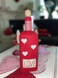 Cupcakes and Cashmere Valentines Day Wine Love Decor - Picture 1 of 2