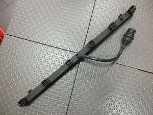 Porsche 944 Einspritzdüsen,Leiste - Bild 1 von 2