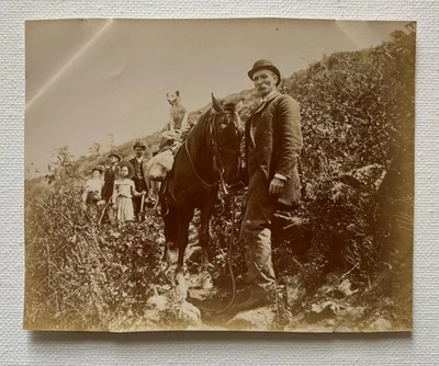 Foto instantánea antigua familia disfrutando de una caminata perro sentado a caballo Foto 1 de 4