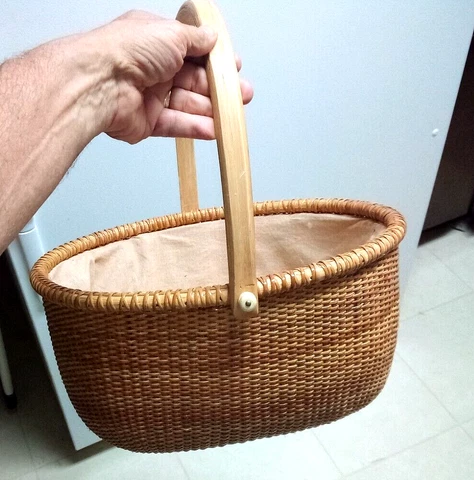 Vtg "Large Nantucket Cloth Lined Single Handled Basket. w/ Carved Button Knobs" Cover