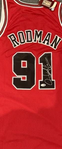 CAMISETA DE LOS CHICAGO BULLS HOF FIRMADA POR DENNIS RODMAN FINAL AUTOMÁTICA M&N ¡CON TESTIGO DE JSA!! - Imagen 1 de 4