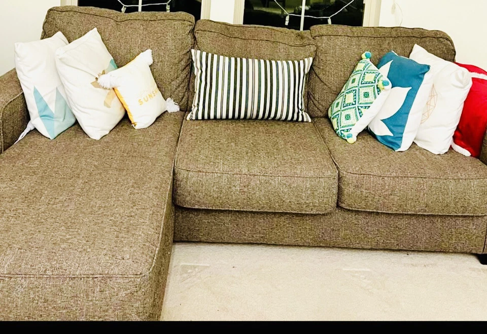 L shaped sectional sofa - Image 1 of 1
