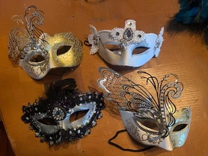 Pier 1 Imports (4) Erwachsene Karneval Maskerade MASKE Dekor Weihnachten. Neuwertig - Bild 1 von 8