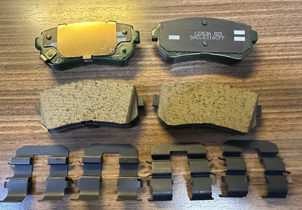 KIT PASTILLAS FRENO TRASERO NUEVO OEM KIA / HYUNDAI SANTA FE 2017-201 / CUÑAS Y HERRAJES Foto 1 de 1