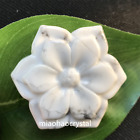 Natürlicher weißer Howlite Quarz geschnitzt Kristall Blume Schädel Reiki Dekoration. 1 Stck.