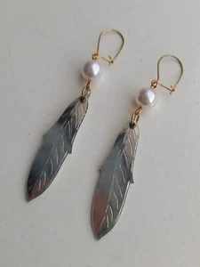 --£3 SALE---- New Pearl And Metallic Feather Detailed Earrings In Silver - Picture 1 of 2