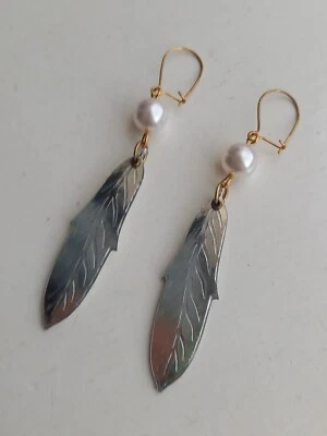 Nuevos pendientes detallados de perlas y plumas metálicas en plata  Foto 1 de 2