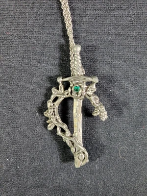 Collar colgante Fellowship Foundry 1998 espada de peltre rosa piedra verde hada Foto 1 de 4