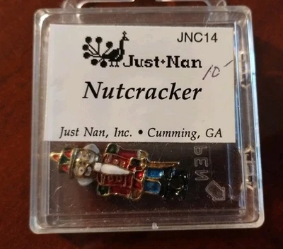 DIJE CASCANUECES JUST NAN PARA DISEÑOS DE PUNTO DE CRUZ JN  Foto 1 de 4