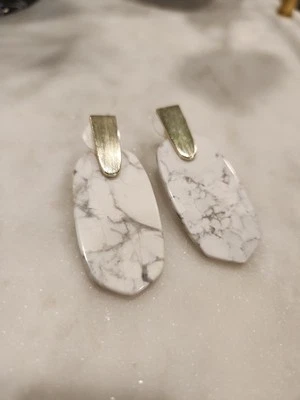 Pendientes Kendra Scott Aragón Blanco Howlita Tono Oro  Foto 1 de 3
