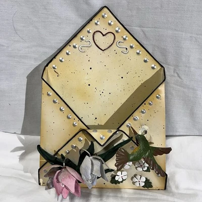 Sobre de flores de metal decoración de pared con colibrí y porta billetes de flores Foto 1 de 4